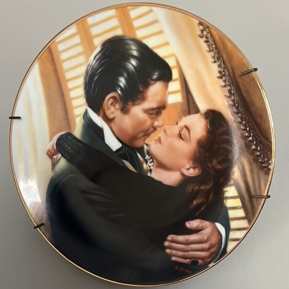 Gone with the Wind Critics Choice Romantic Embrace Decorative Plate